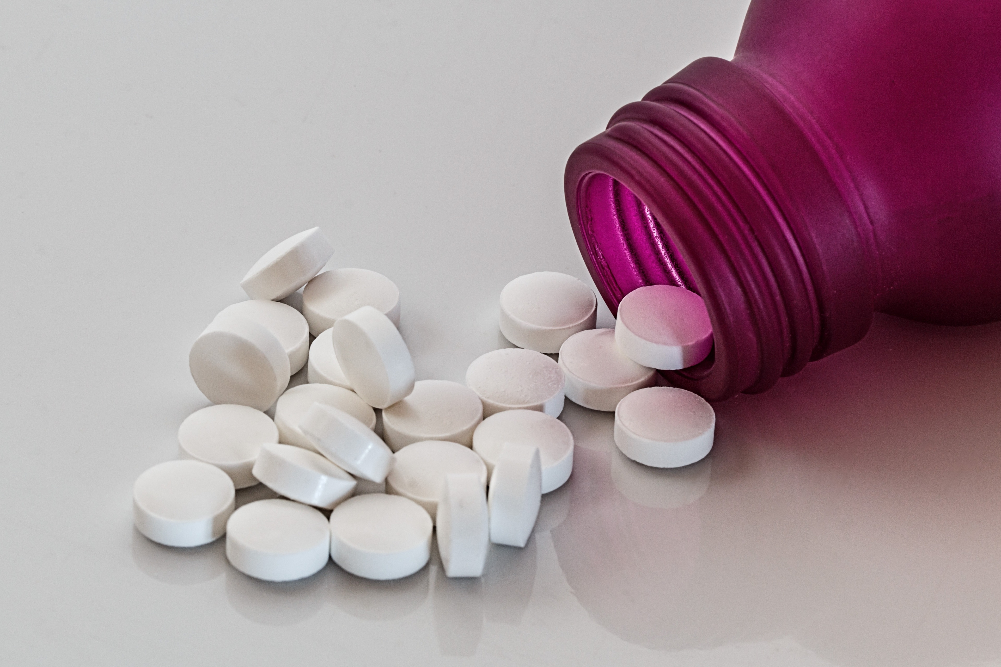 Bagaimana asam folat mempengaruhi vitamin B12?